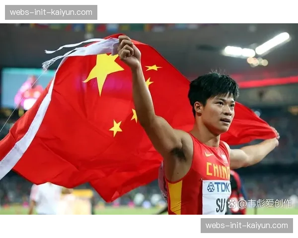 终点线前的拥抱:竞争对手携手走过终点,诠释体育精神 终点线前的拥抱:竞争对手携手走过终点,诠释体育精神