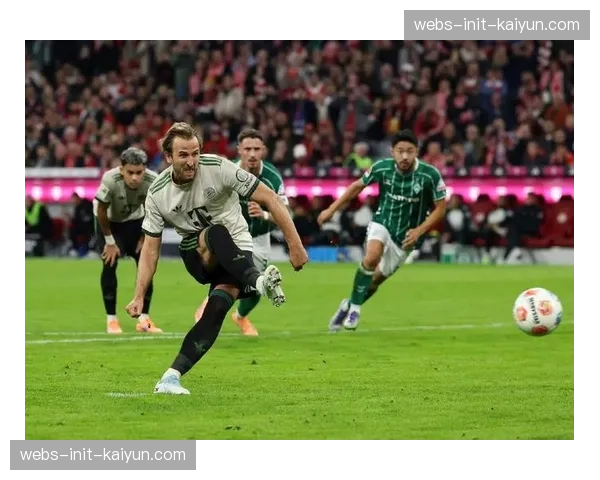 特写：雨夜中的安联球场，凯恩罚入点球后与看台上家人的隔空互动